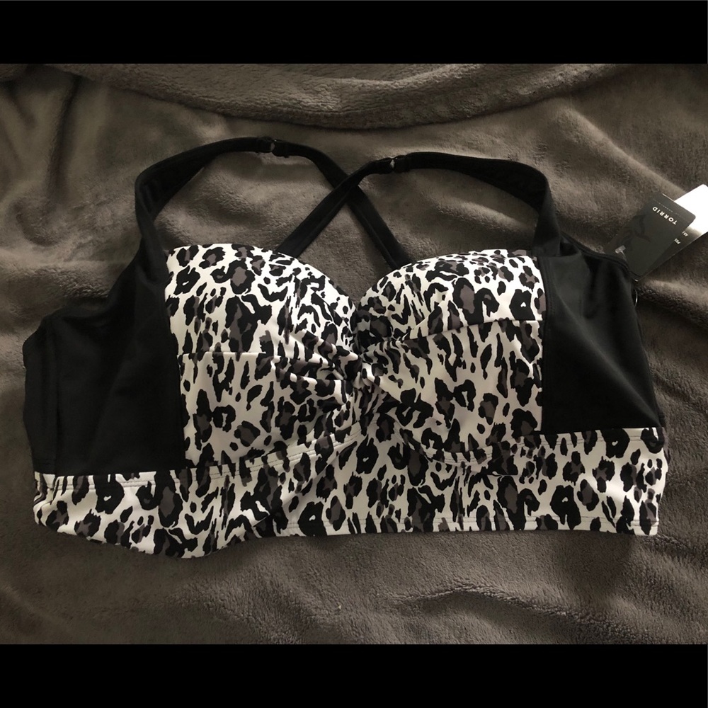 Torrid grey leopard bathing suit top size 3